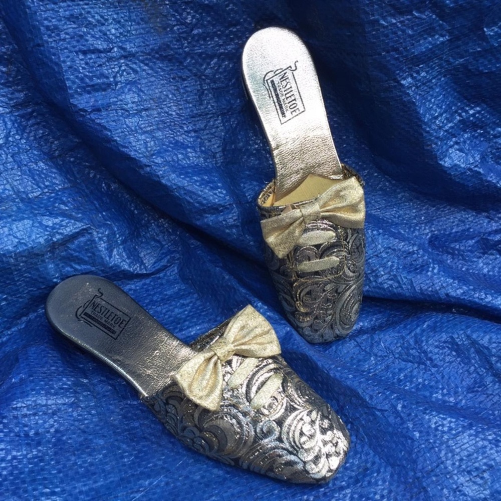 VINTAGE GOLD MULE LOAFERS!!